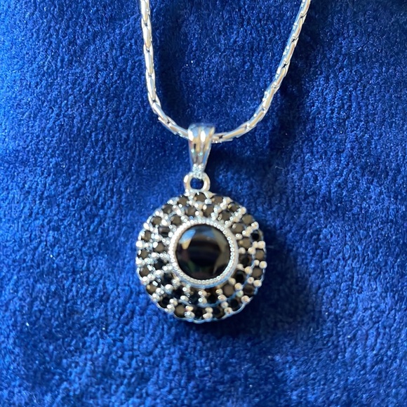 Newbridge NWT black stone and sterling silver necklace - Picture 4 of 7